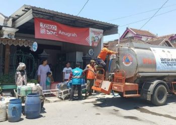 Di Tengah Kemarau Panjang, Air Kemanusiaan Nurul Hayat-BPBD Jadi Berkah Warga Duduksampeyan