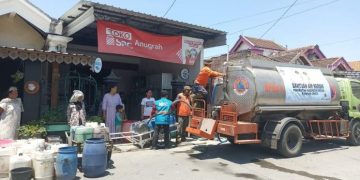 Di Tengah Kemarau Panjang, Air Kemanusiaan Nurul Hayat-BPBD Jadi Berkah Warga Duduksampeyan