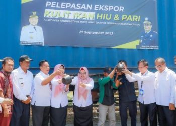 Wabup Gresik Lepas Ekspor Kulit Ikan Hiu ke Hongkong