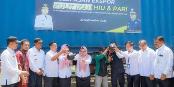 Wabup Gresik Lepas Ekspor Kulit Ikan Hiu ke Hongkong