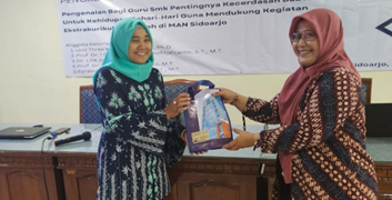 PKM Teknik Elektro Unesa Kenalkan AI Penunjang Ekstra Riset Siswa MAN Sidoarjo