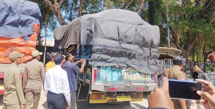 Langgar Perda, Satpol PP Pamekasan Tahan 2 Truk Bermuatan Tembakau Asal Bojonegoro