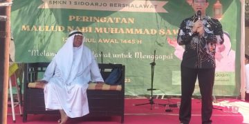 Kyai ‘Pocong’ Ajak Ribuan Siswa SMKN 1 Sidoarjo Teladani Akhlak Nabi Muhammad SAW