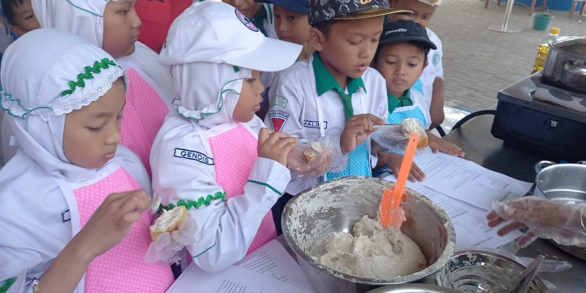 Siswa SD Al Falah Darussalam Dikenalkan Pentingnya Mengolah dan Makan Ikan Lele