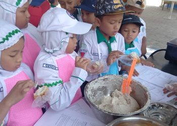 Siswa SD Al Falah Darussalam Dikenalkan Pentingnya Mengolah dan Makan Ikan Lele