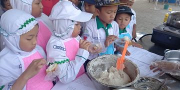Siswa SD Al Falah Darussalam Dikenalkan Pentingnya Mengolah dan Makan Ikan Lele