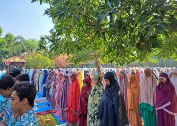 Ihtiar Berharap Hujan Ribuan Siswa SMPN 4 Sidoarjo Lakukan Shalat Istisqa