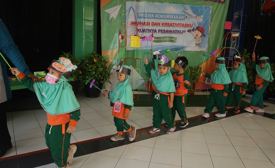 Peringati HPN KB-TK Al Muslim Pamerkan Imajinasi Kuatnya Pesawatku