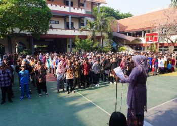 Pakaian Daerah Isi Peringatan Sumpah Pemuda di SMPN 3 Sidoarjo