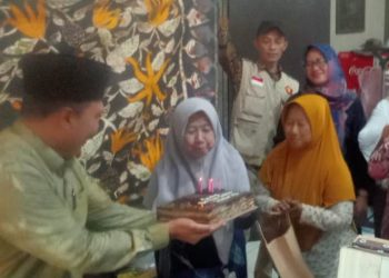 Momen Hari Batik Nasional, Bambang Haryo Beri Kejutan ke Pengrajin Batik