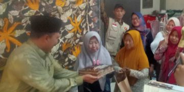 Momen Hari Batik Nasional, Bambang Haryo Beri Kejutan ke Pengrajin Batik