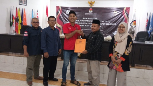 Tahap Akhir Masa Pencermatan, Delapan Parpol Serahkan Berkas Perubahan Bacaleg ke KPU Sidoarjo