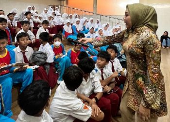 Sriatun Kenalkan Profesi Kepala Desa Pada Siswa SD Al Muslim Jatim