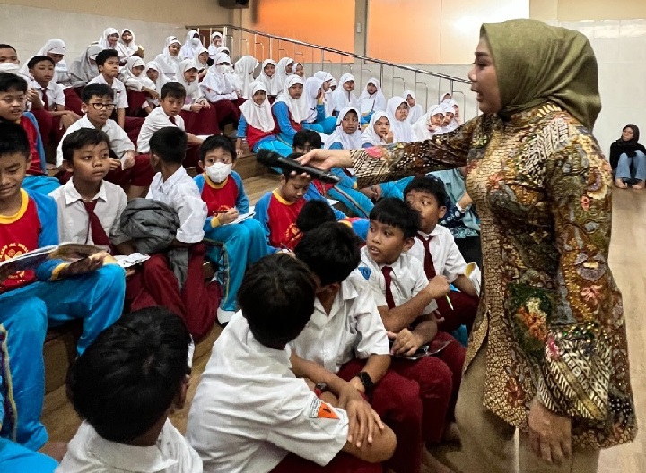 Sriatun Kenalkan Profesi Kepala Desa Pada Siswa SD Al Muslim Jatim