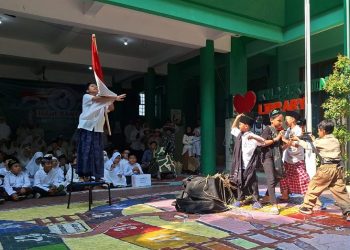 Peringati HSN Siswa MINU KH Mukmin Gelar Teatrikal Perjuangan KH Hasyim Asy’ari