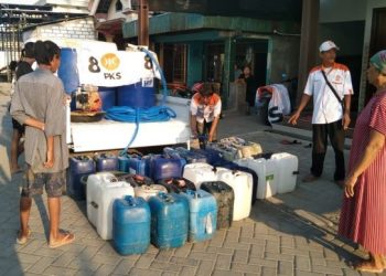 PKS Distribusikan Air Bersih ke Warga Benjeng, Gresik