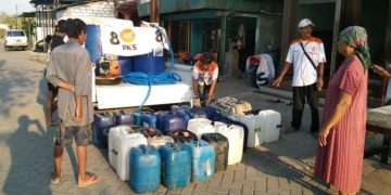 PKS Distribusikan Air Bersih ke Warga Benjeng, Gresik