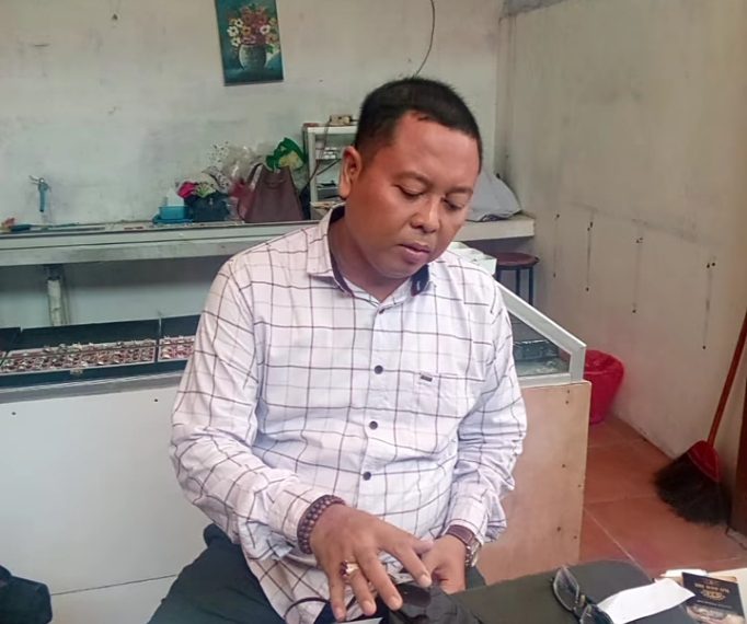 Ainur Rofiq, Dosen sekaligus Pebisnis Batu Mulia