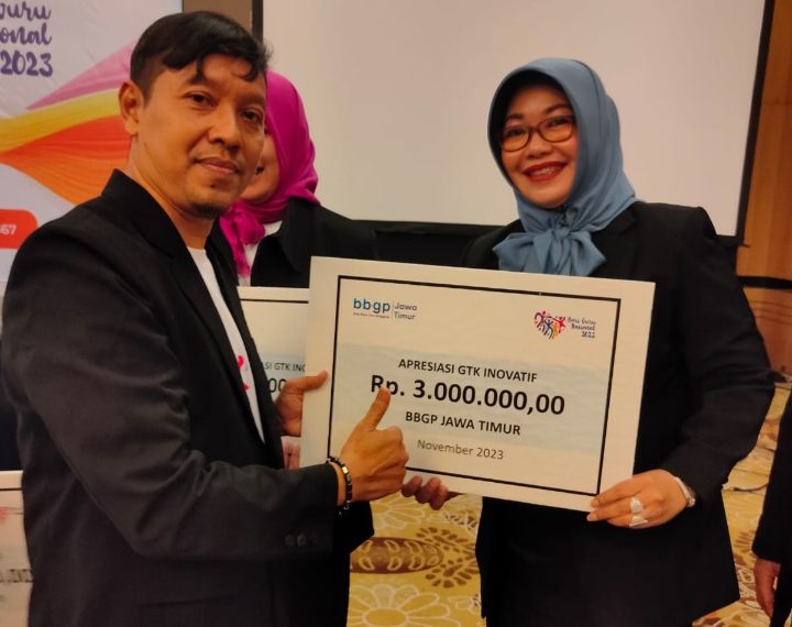 Berikan Layanan Terbaik Kepala SMPN 4 Peringkat 1 Apresiasi GTK Jatim 2023