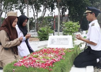 Siswa SMA Al Muslim Doa dan Tabur Bunga di Makam Bung Tomo