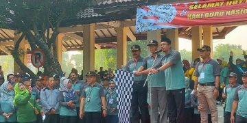 Bupati Muhdlor Berangkatkan Jalan Sehat Ribuan Guru Sidoarjo