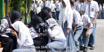 Siswa SMK Krian 1 Tunjukkan Bakti Guru Dengan ‘Sungkem’