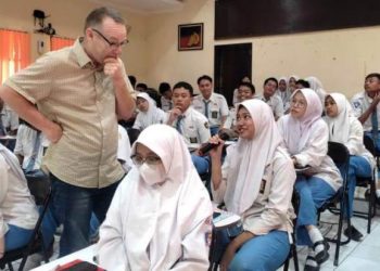 Pentingnya Berbudaya Bahasa Inggris SMKN 1 Sidoarjo Hadirkan Guru Dari London