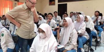 Pentingnya Berbudaya Bahasa Inggris SMKN 1 Sidoarjo Hadirkan Guru Dari London