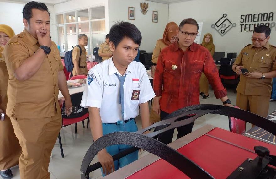 Kemendagri dan Kepala Dinas Pendidikan Jatim Tinjau SMKN 2 Buduran