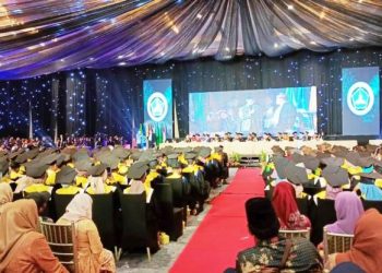 Kirun Cairkan Suasana Wisuda ke 21 Umaha Sidoarjo