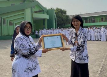 SMAN 3 Sidoarjo Beri Penghargaan Guru dan Karyawan Yang Mengabdi Puluhan Tahun
