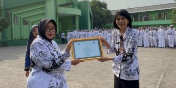 SMAN 3 Sidoarjo Beri Penghargaan Guru dan Karyawan Yang Mengabdi Puluhan Tahun