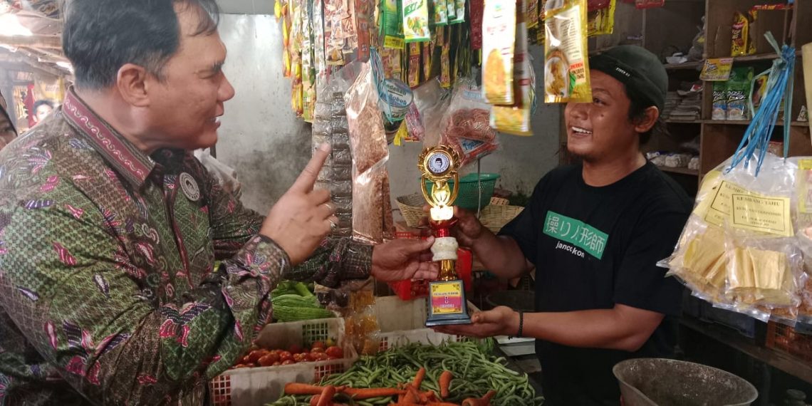 Bambang Haryo Apresiasi Pedagang Pasar Ngaban, Juga Beri Bantuan Bola Lampu Penerangan