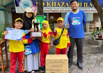 SD Khazanah Ilmu Gelar Green Walk Memungut Sampah