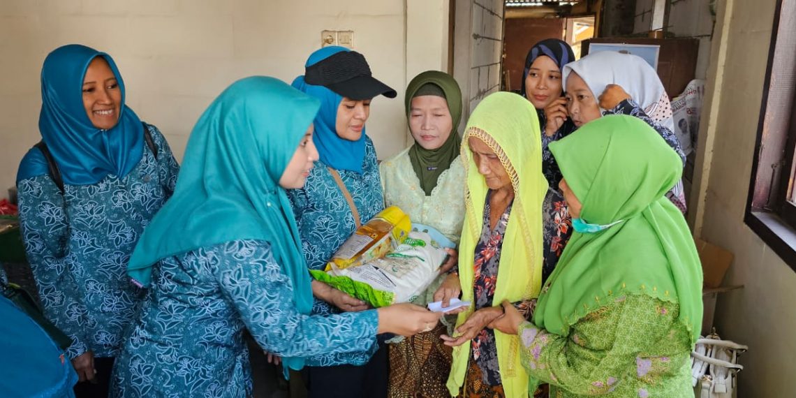 PKK RW 5 Desa Tebel Gelar Baksos Santuni Warga Kurang Mampu dan Janda 