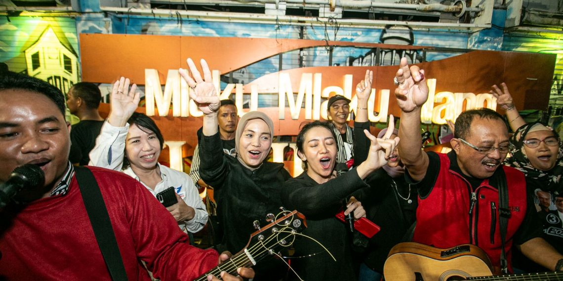 Atikoh Ganjar Pranowo Nyanyi Bareng Cak Ji dan Warga Surabaya di Tunjungan