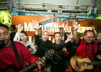 Atikoh Ganjar Pranowo Nyanyi Bareng Cak Ji dan Warga Surabaya di Tunjungan