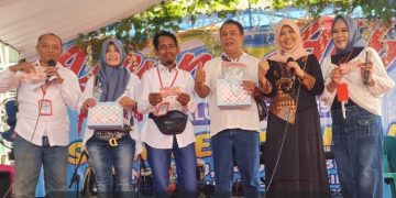 Reuni Akbar Alumni SMEA Negeri Sidoarjo Bantu Almari Kaca