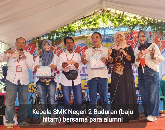 Reuni Akbar Alumni SMEA Negeri Sidoarjo Bantu Almari Kaca