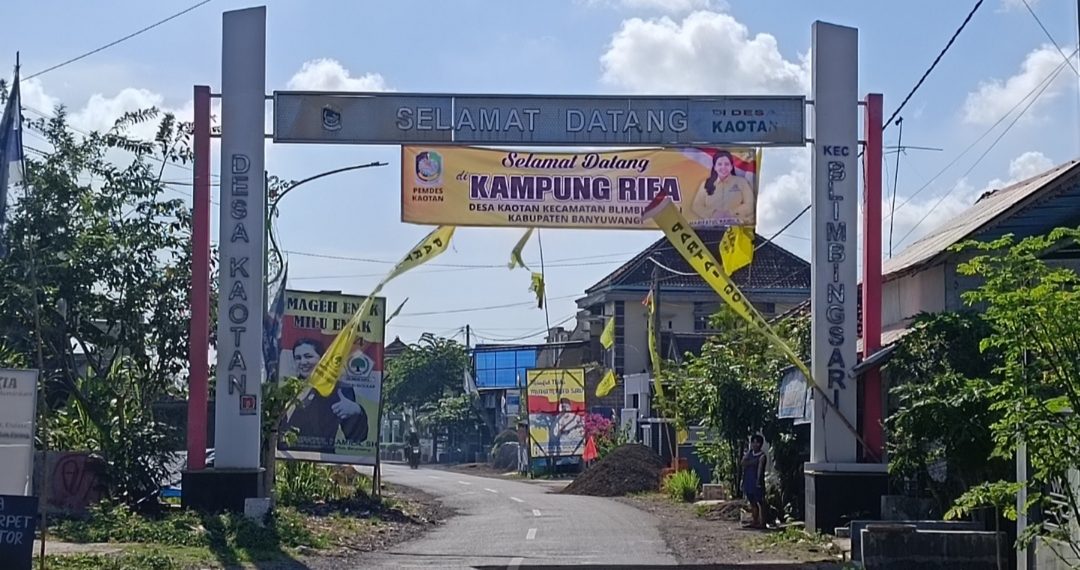 Baner Bertuliskan Selamat Datang ‘Kampung Rifa’ dan Pemdes Kaotan saat Masa Kampanye Jadi Sorotan