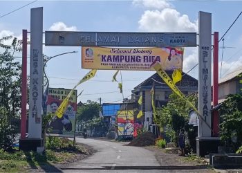 Baner Bertuliskan Selamat Datang ‘Kampung Rifa’ dan Pemdes Kaotan saat Masa Kampanye Jadi Sorotan