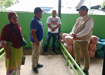 Bambang Haryo Disambati Bunga Bank Mahal saat Blusukan di Grosir Sayur Pasar Porong