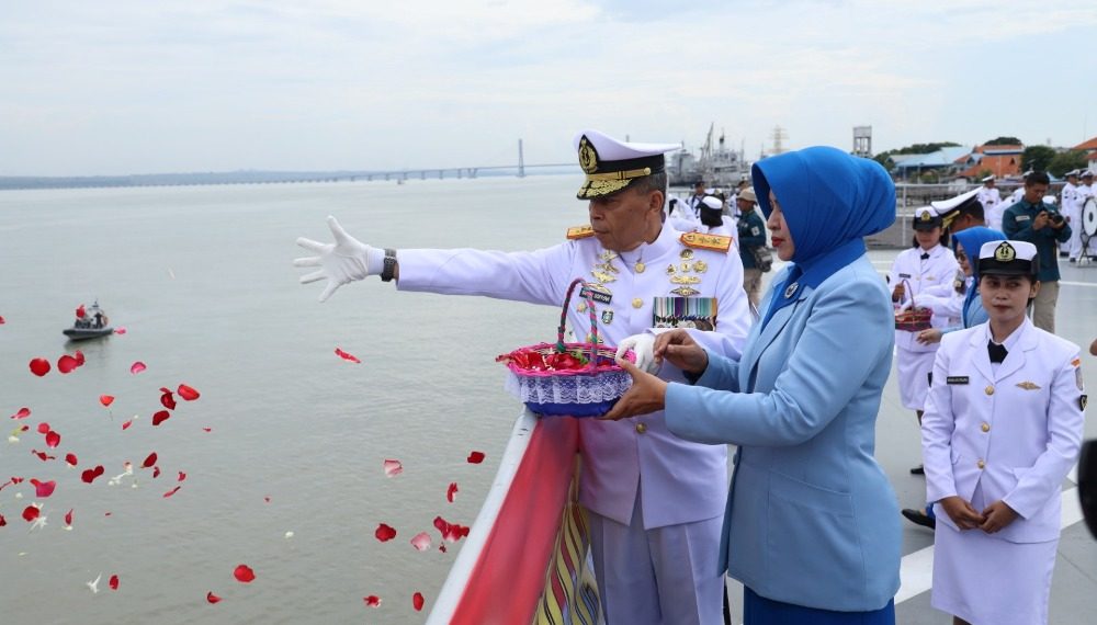 Peringati Hari Armada, Koarmada II Tabur Bunga di KRI dr. Soeharso-990