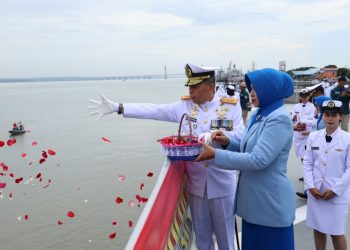 Peringati Hari Armada, Koarmada II Tabur Bunga di KRI dr. Soeharso-990