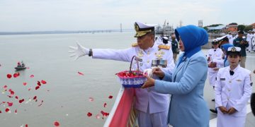 Peringati Hari Armada, Koarmada II Tabur Bunga di KRI dr. Soeharso-990
