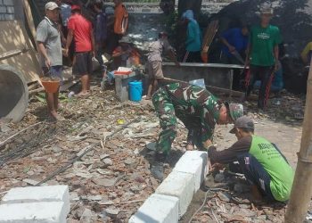 Puluhan Personil Kodim Lamongan Dikerahkan, Tuntaskan Misi Selesaikan RTLH