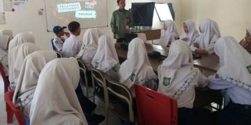 Spirit Edupreneur, Siswa SMKM 2 Gresik Bakar Semangat Kewirausahaan Adik-adiknya di SMPN 24 Gresik