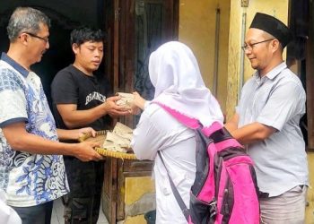 Caleg PKS Gresik Berbagi Ribuan Nasi Bungkus ke Warga Manyar
