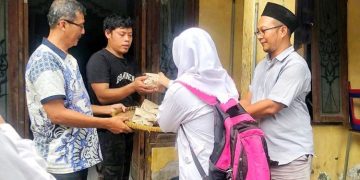 Caleg PKS Gresik Berbagi Ribuan Nasi Bungkus ke Warga Manyar