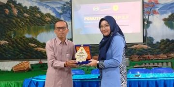 Usai Magang, Kepala SMP PGRI 1 Buduran Lepas Mahasiswa Unipa Surabaya